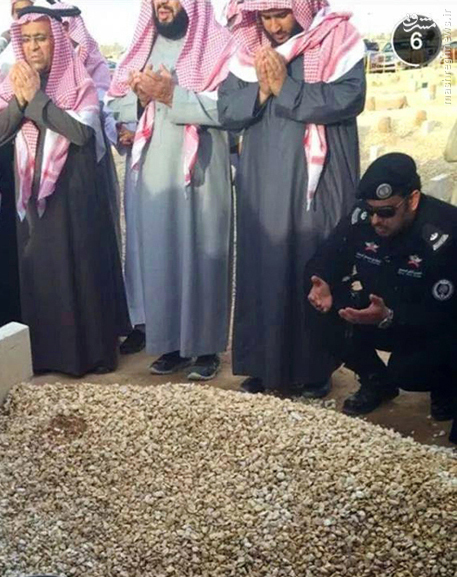 عکس/ گریه وهابیون در زیارت قبر ملک عبدالله