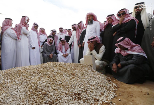 عکس/ گریه وهابیون در زیارت قبر ملک عبدالله