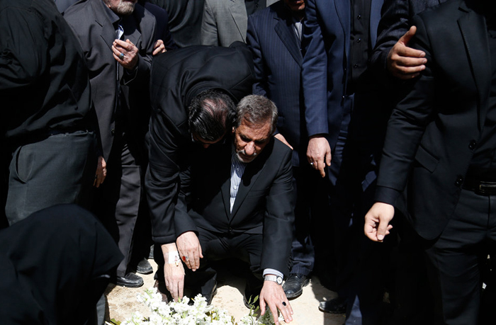 (تصاویر) تشییع و خاکسپاری والده رئیس‌جمهور