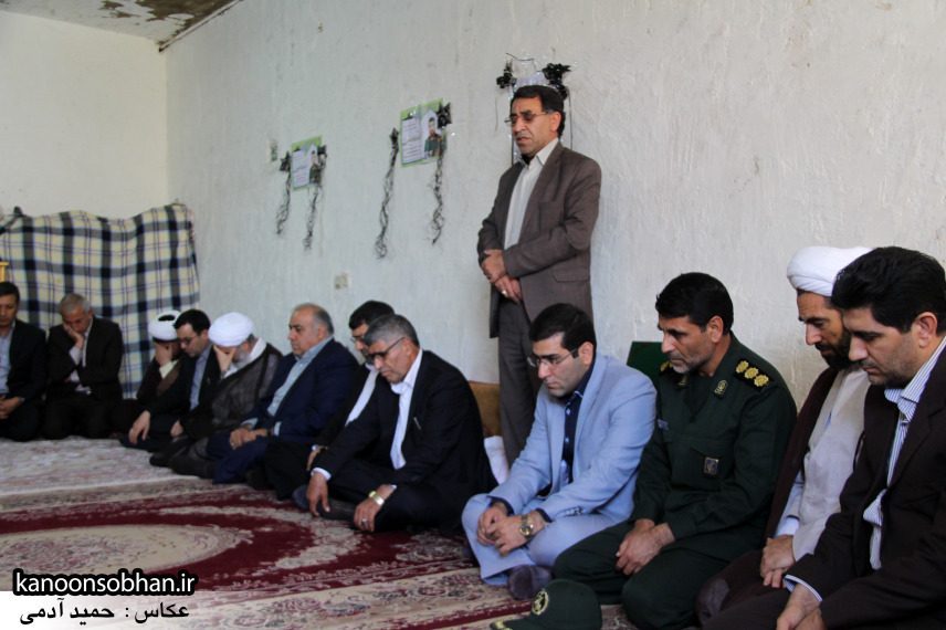 تصاویر دیدار استاندار لرستان و دیگر مسئولین با خانواده شهید مدافع حرم در کوهدشت (1)
