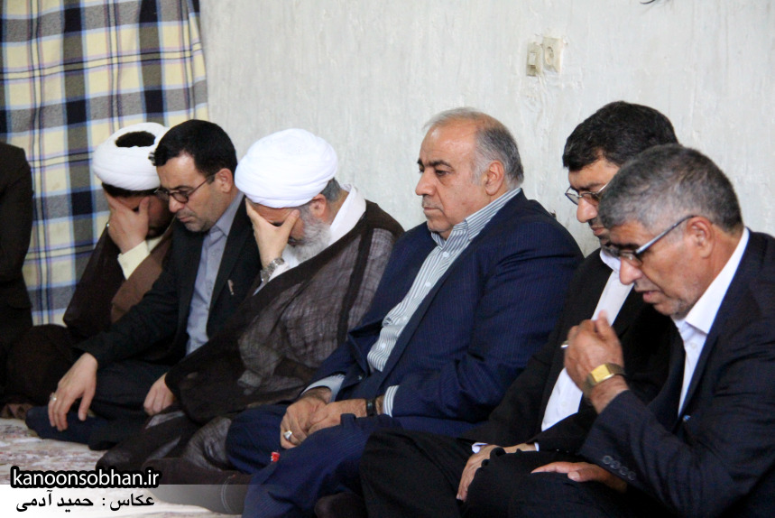 تصاویر دیدار استاندار لرستان و دیگر مسئولین با خانواده شهید مدافع حرم در کوهدشت (2)