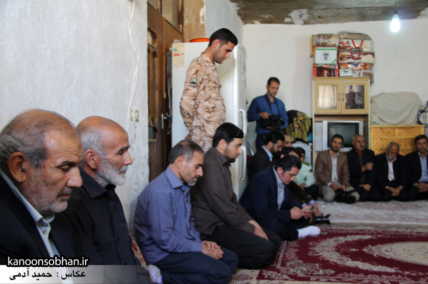 تصاویر دیدار استاندار لرستان و دیگر مسئولین با خانواده شهید مدافع حرم در کوهدشت (3)