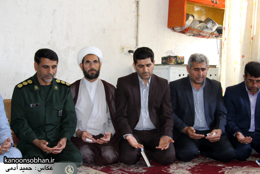 تصاویر دیدار استاندار لرستان و دیگر مسئولین با خانواده شهید مدافع حرم در کوهدشت (8)