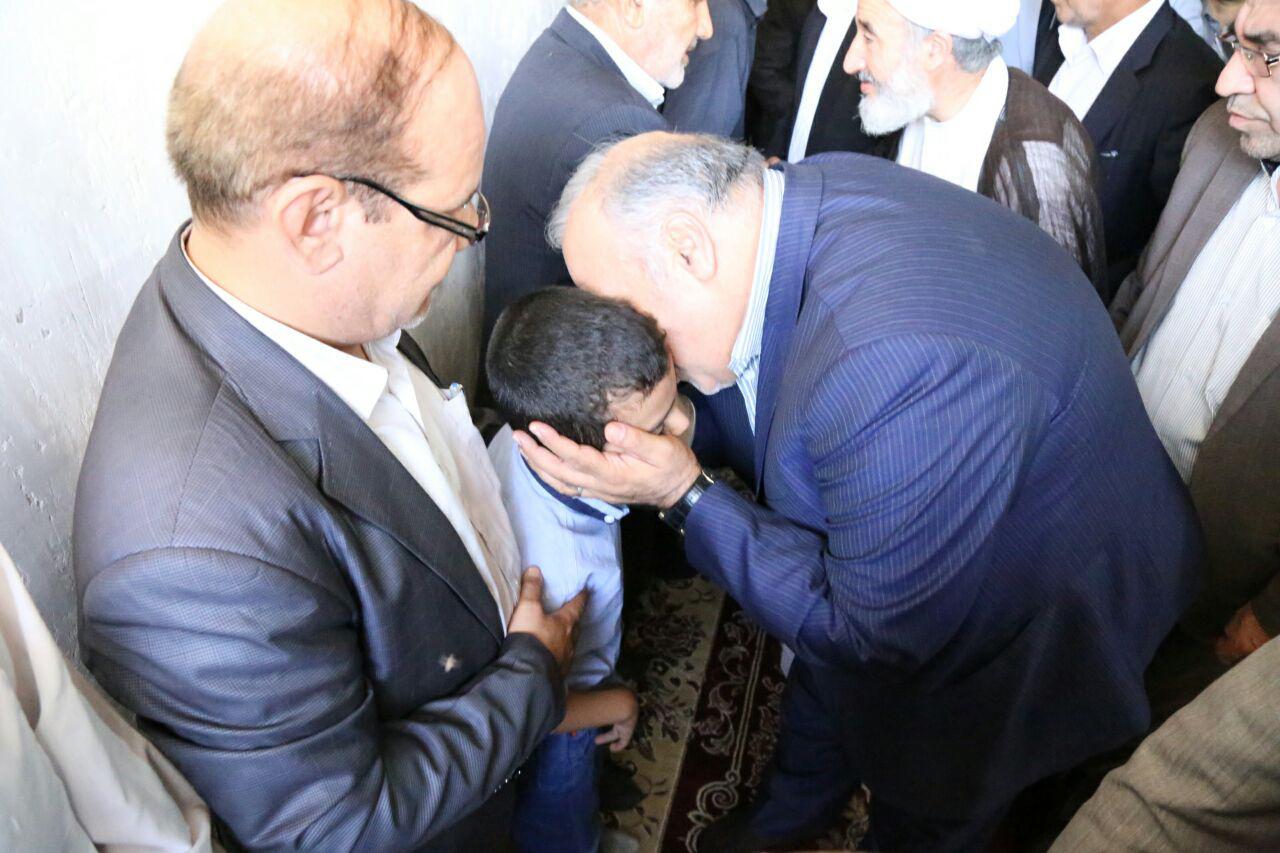 تصاویر دیدار استاندار لرستان و دیگر مسئولین با خانواده شهید مدافع حرم در کوهدشت