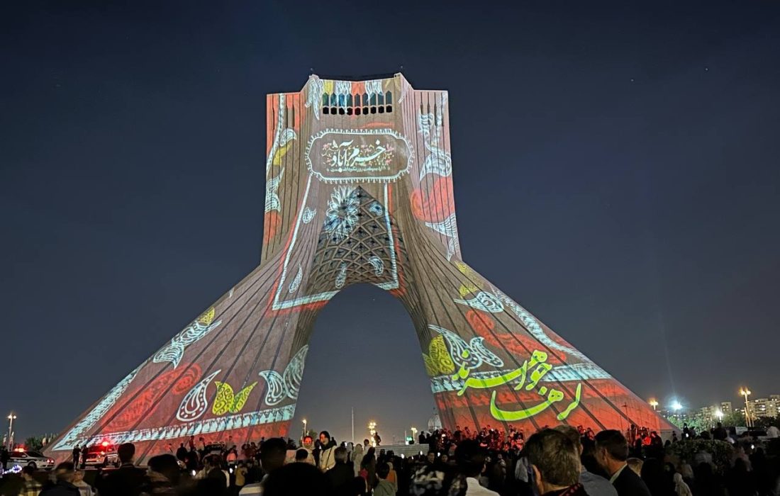 نورپردازی برج آزادی تهران در «روز خرم‌آباد
